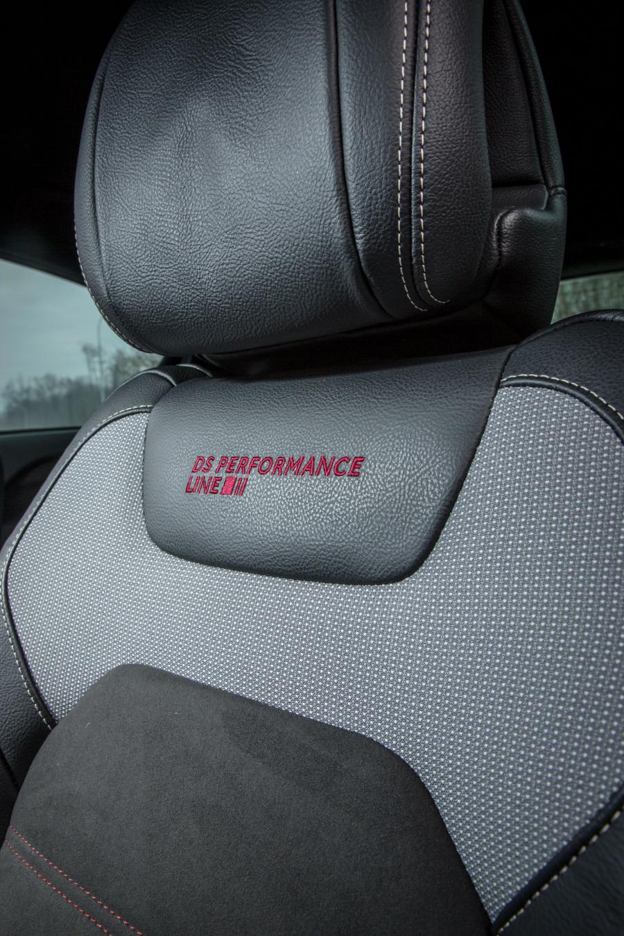 Детали интерьера DS 4 Performance Line 2016 года  (фото 23 из 26)